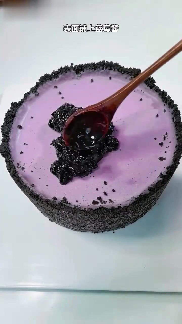 奥利奥蓝莓慕斯蛋糕，满满的花青素，酸酸甜甜一口下去太满足了吧！
