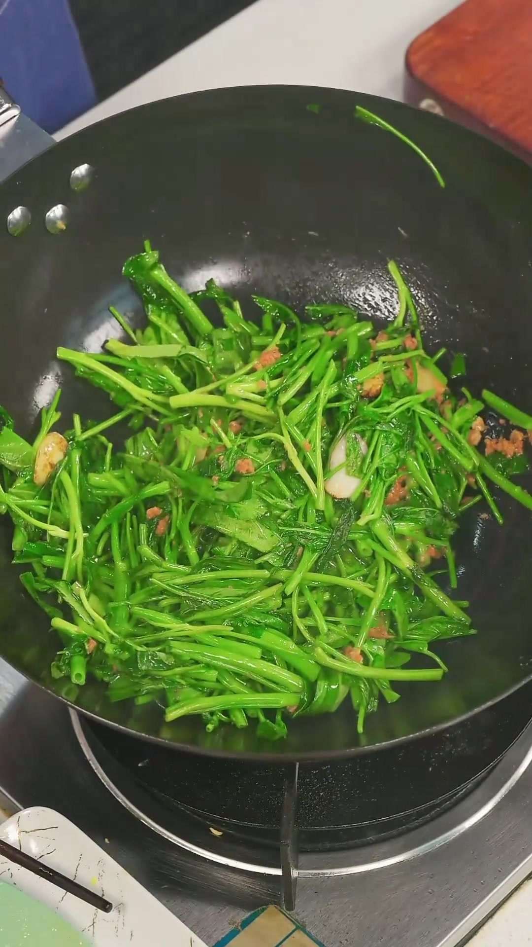 虾酱空心菜清脆爽口还下饭，关键做法还简单