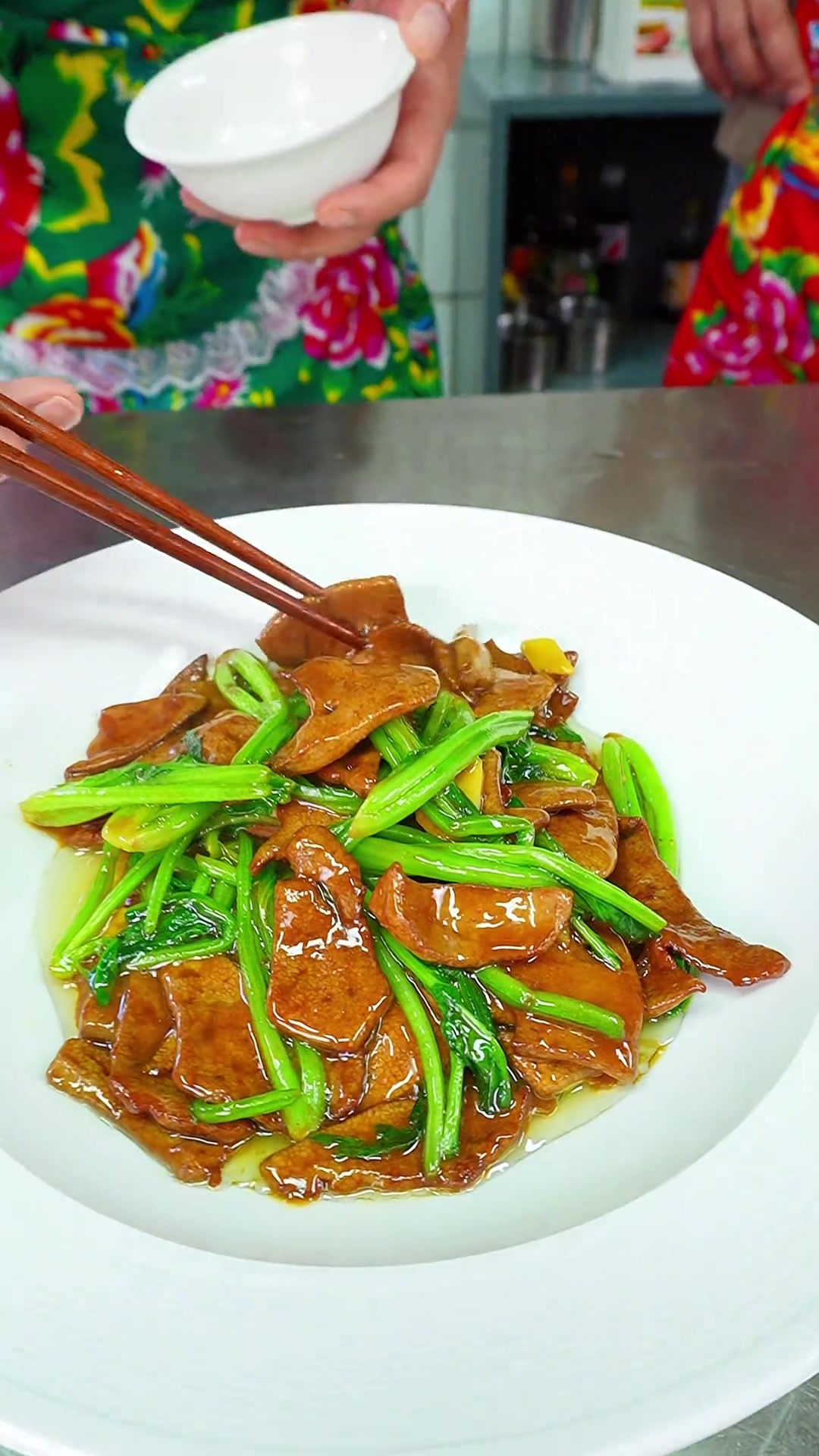 菠菜炒猪肝，猪肝嫩滑菠菜脆爽，超好吃