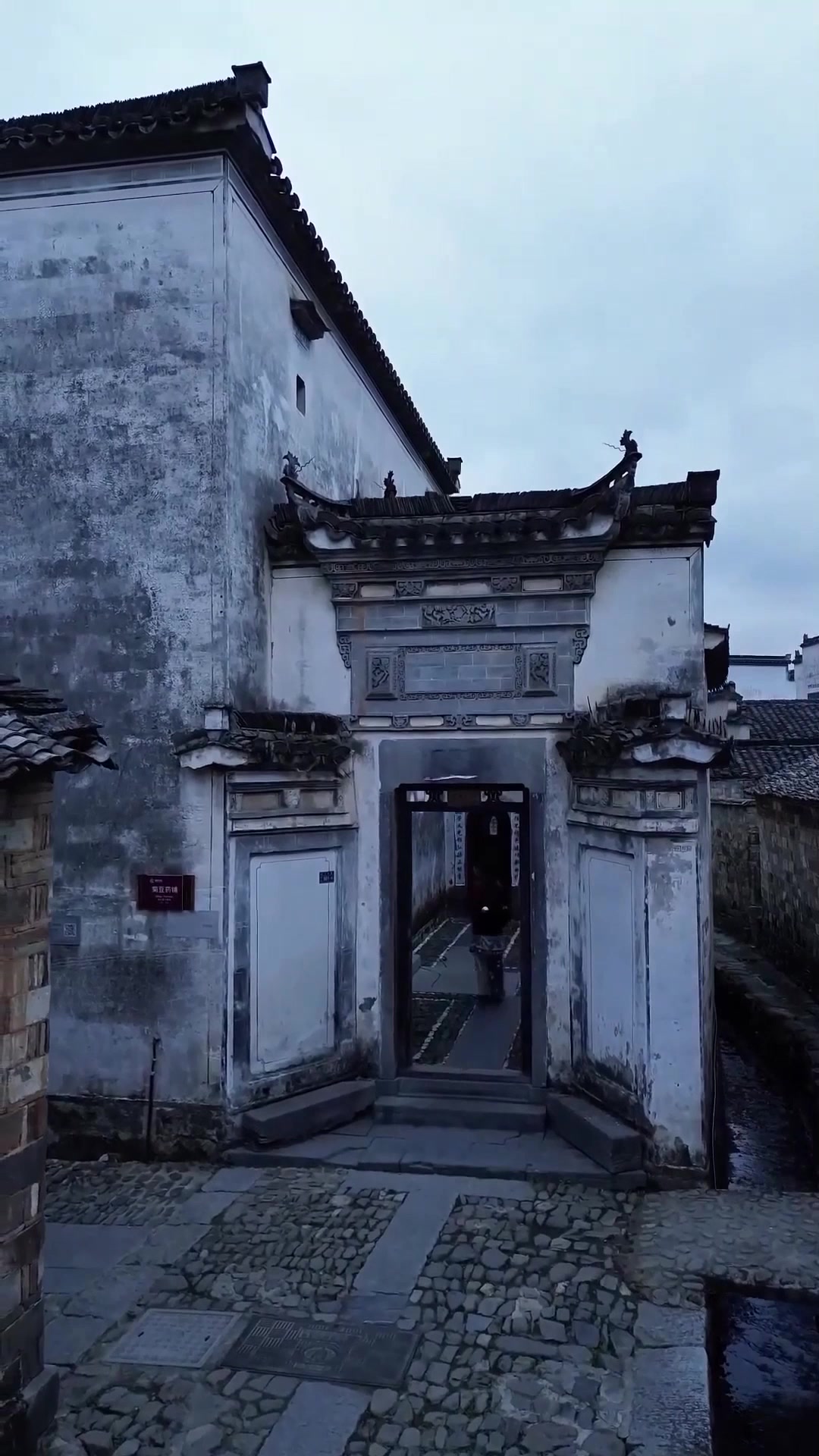 夏季旅游，见到徽派建筑的门楼，你就知道古人的审美有多高了，旅