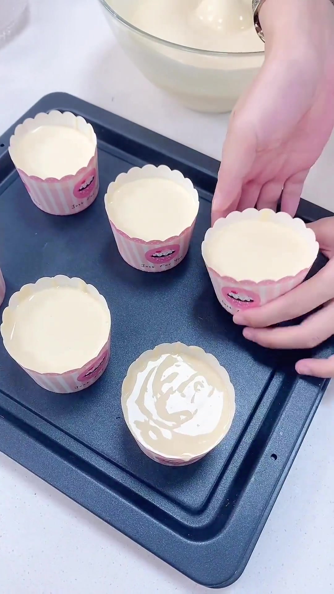 分享简单纸杯蛋糕做法，口感柔软味道浓郁一看就会