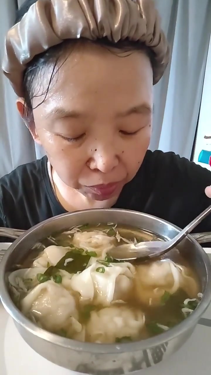 颗颗饱满，朵朵吉祥馄饨！