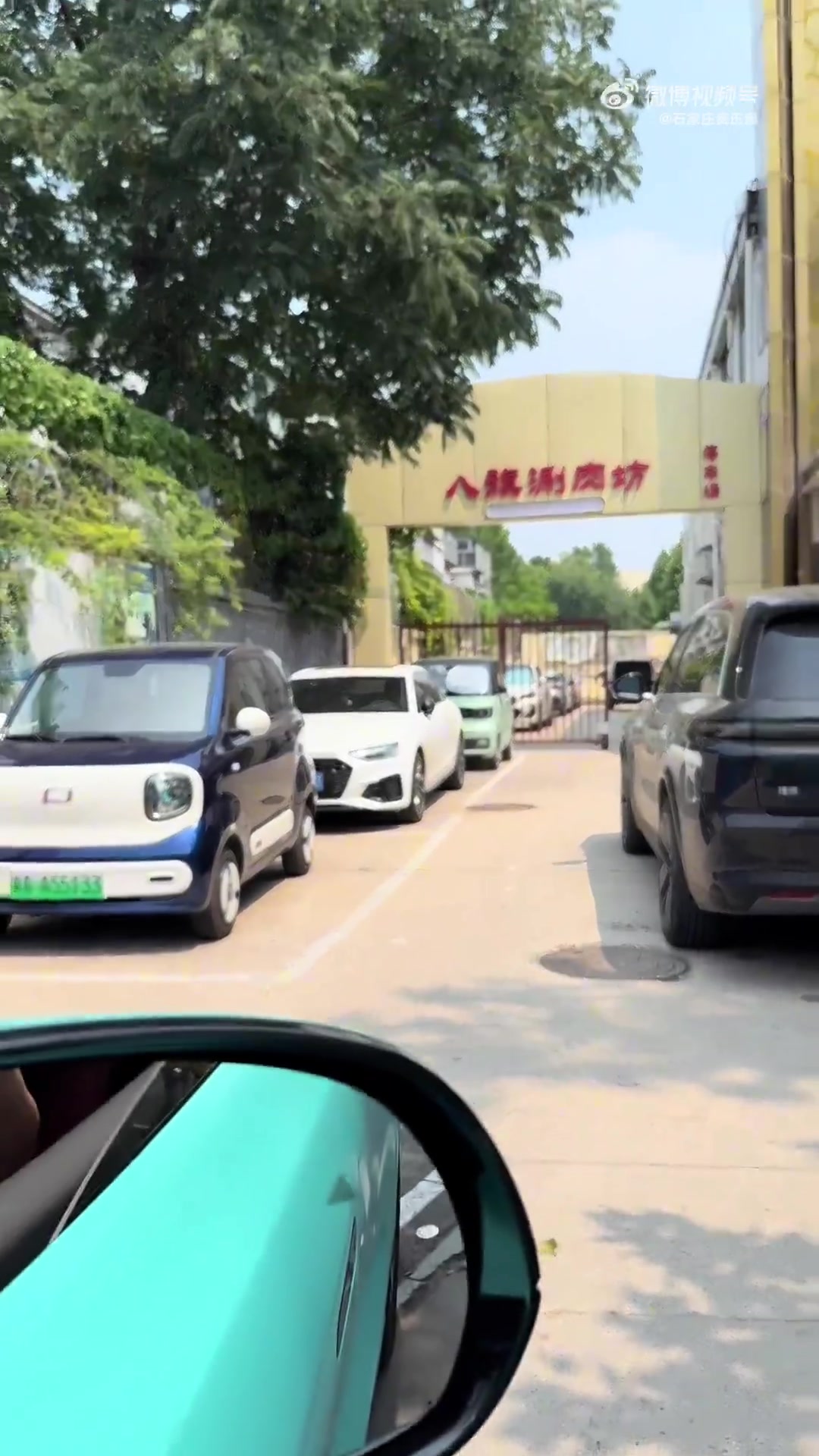 网友:石家庄街头遇到的傻草哩理想车主,一人方便堵一群车