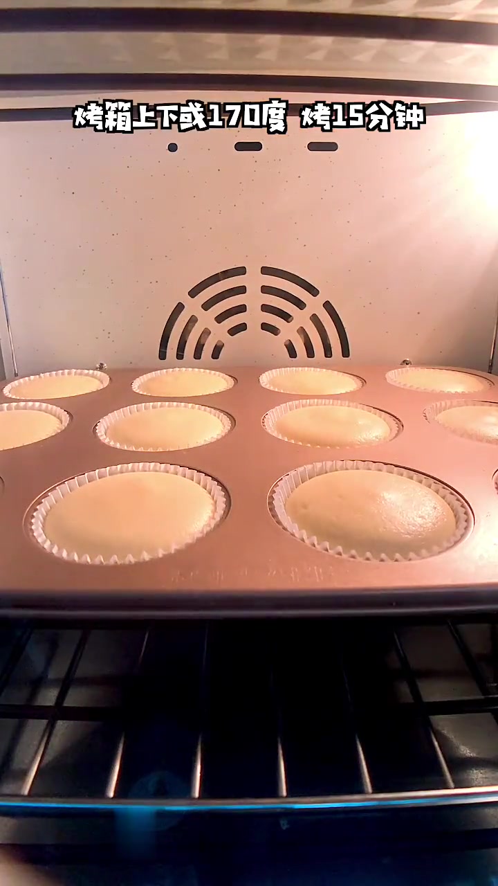 今日分享简单蛋黄派做法,口感松软一看就会