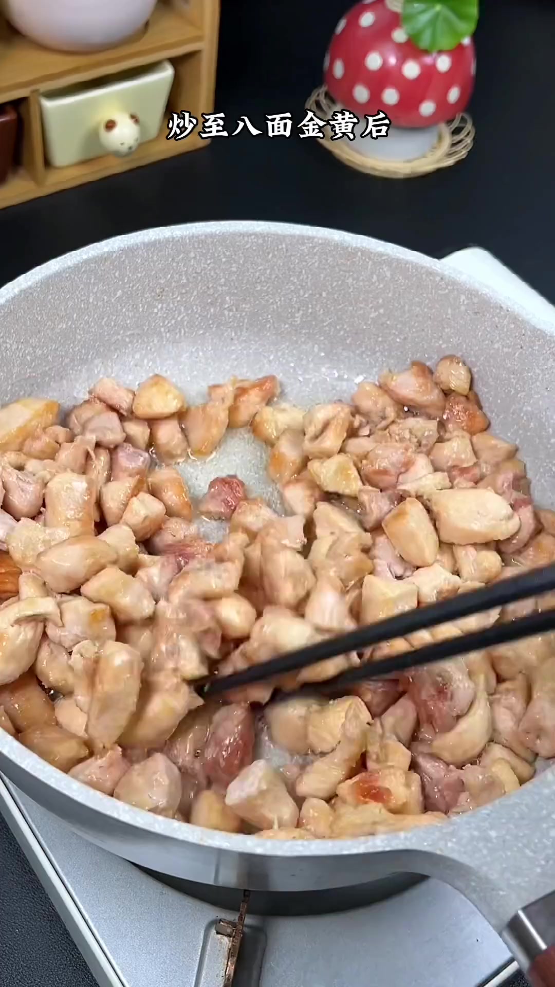鸡腿肉烤肉串超好吃，上桌前就被抢光