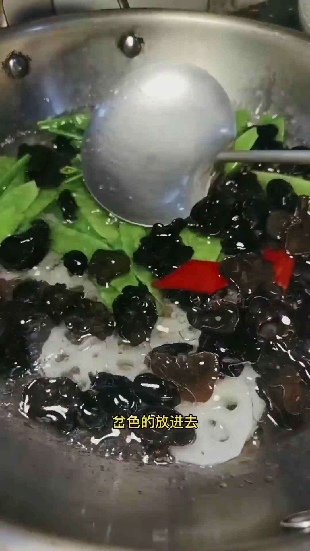 清香爽口的,就是木耳荷兰豆炒藕片,大人娃儿都喜欢的一道素菜