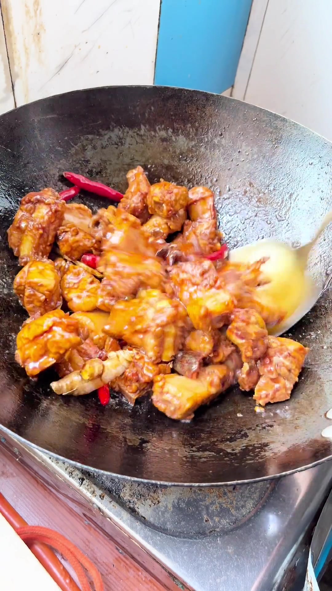 花40买了2斤排骨,给爸妈做了一盆红烧排骨!不是我吹,我做的排骨邻里八街都夸,软烂入味,一