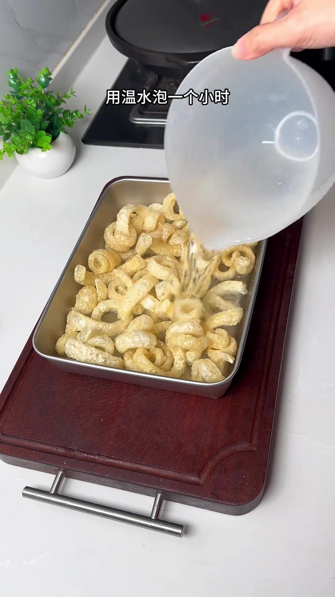 家常猪皮炒白菜超受欢迎，猪皮Q弹鲜美