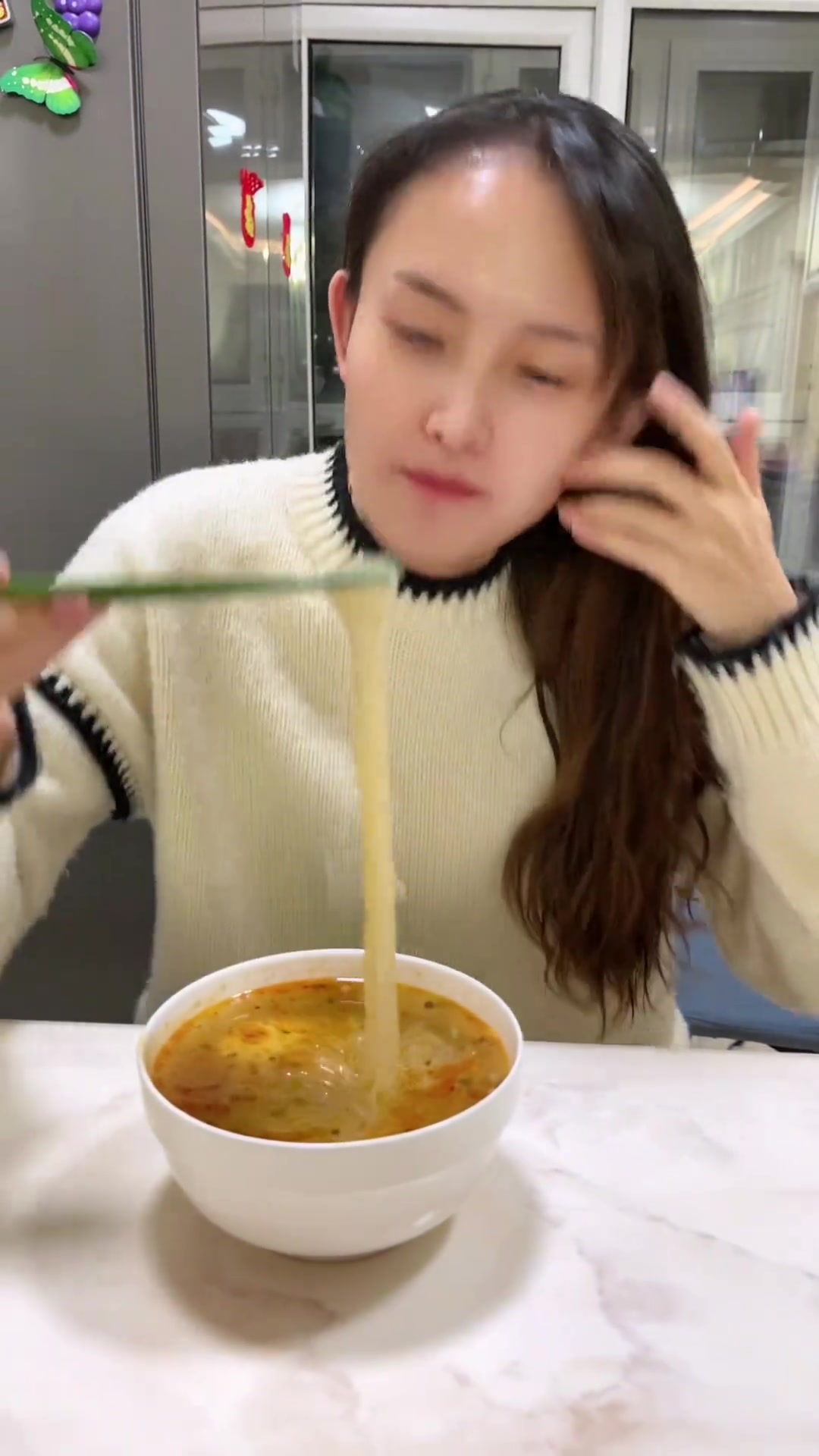 朵朵和妈妈刚回来泡面酸辣粉开锅制作开吃
