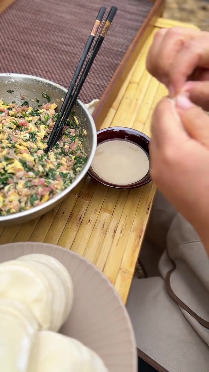 春天的气息，“鸡肉”味的饺子，叫上小伙伴们来做顿荠菜饺子吧！