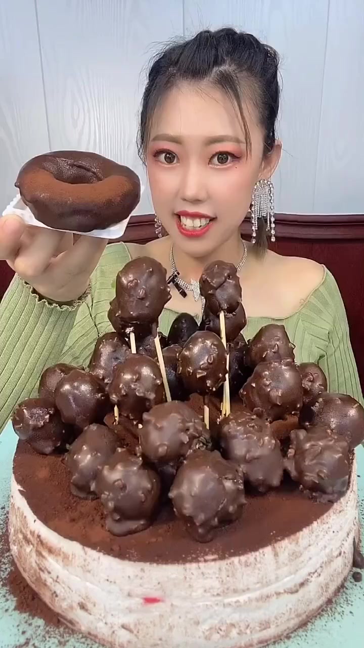 超大巧克力圈圈来咯 吃了甜食会开心