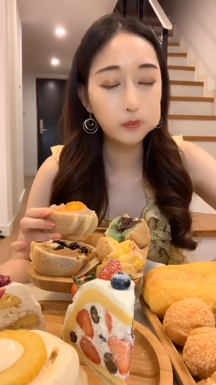 奶盖蛋糕泡芙塔 千层奶油车轮饼 来个乐乐茶蛋糕局！