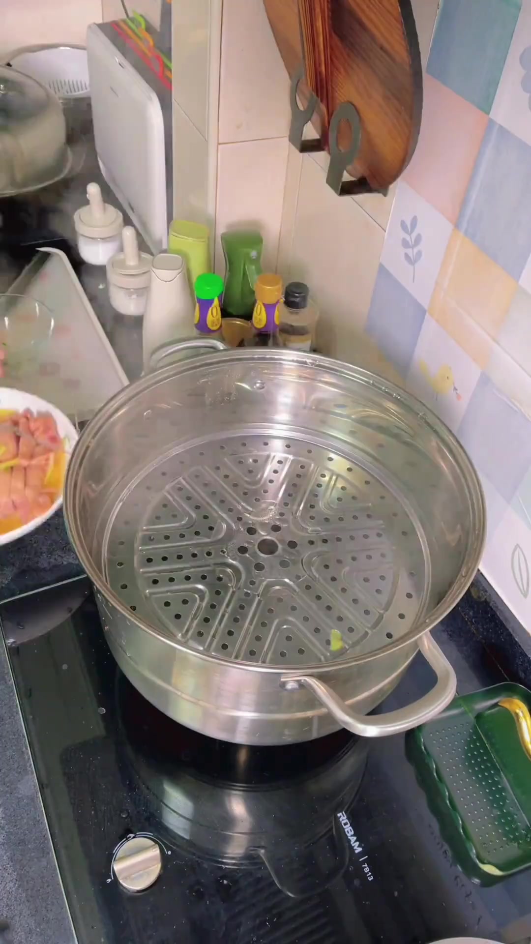 今天吃点啥日常做饭家常菜分享卷心菜香肠菜饭搭配个鲜香嫩的清蒸腊鸡腿简简单单又一餐