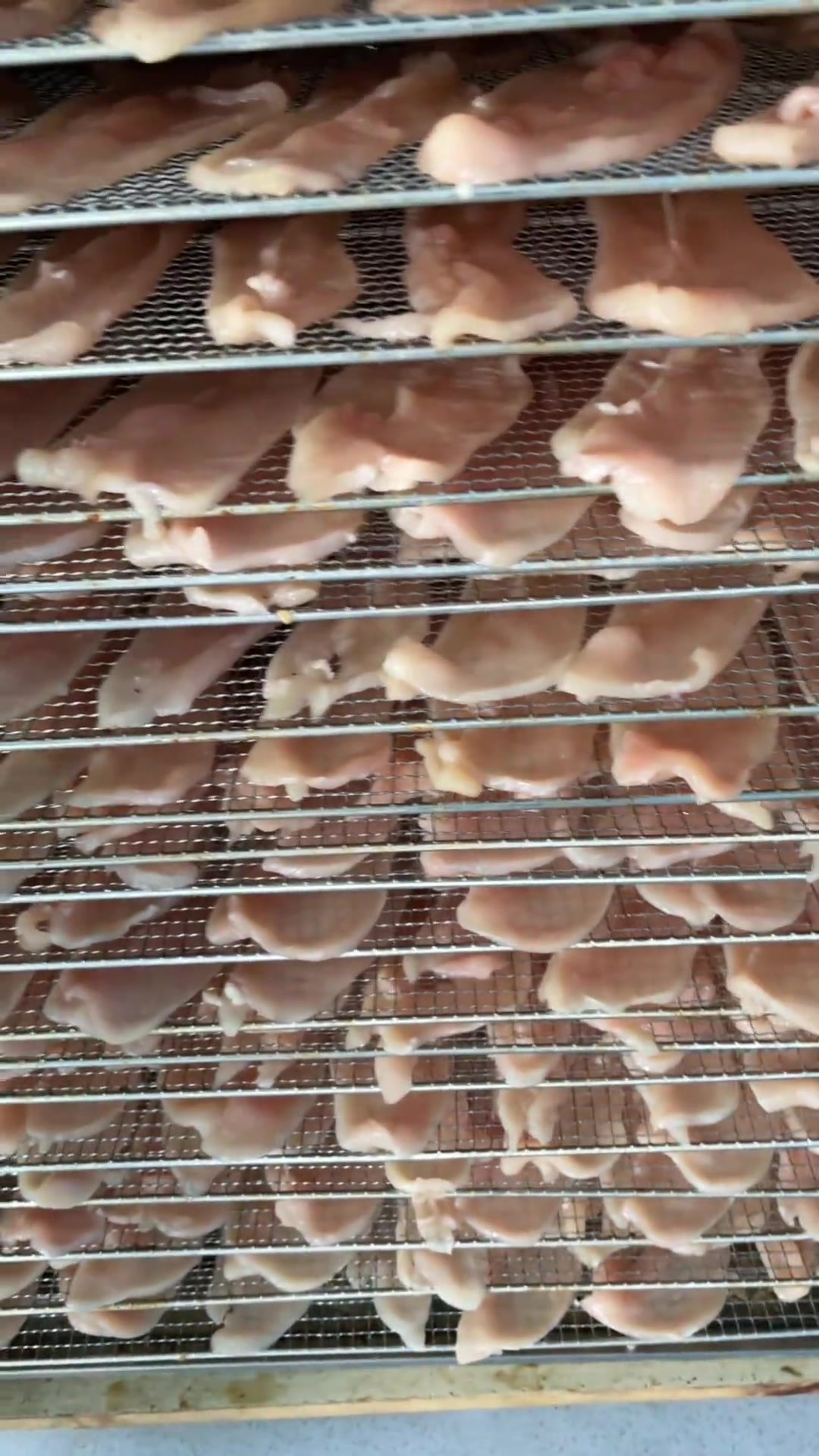 宠物零食纯手工无添加剂防腐剂，肉干天天做。饼干磨牙骨一个星期补1～2次。确保零食新鲜