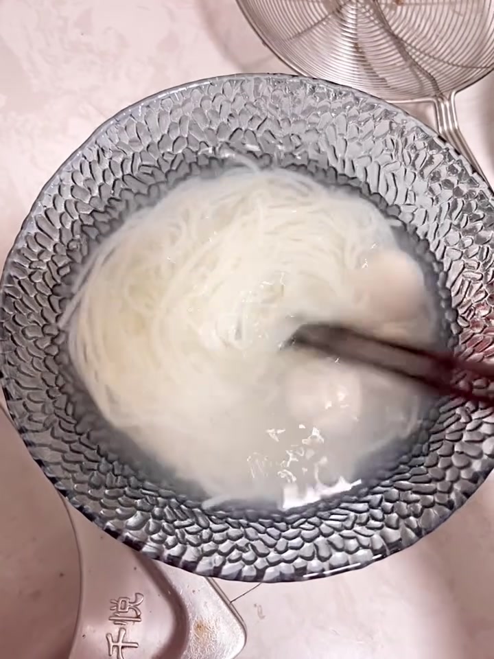 满小饱宵夜酸汤粉测评!