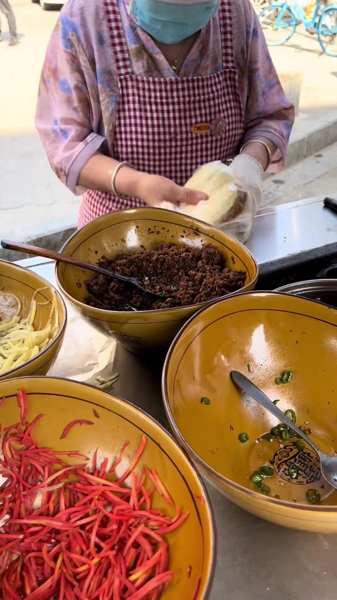 南郊体院对面，好多西安娃没吃过的烤馍夹菜被扒出！