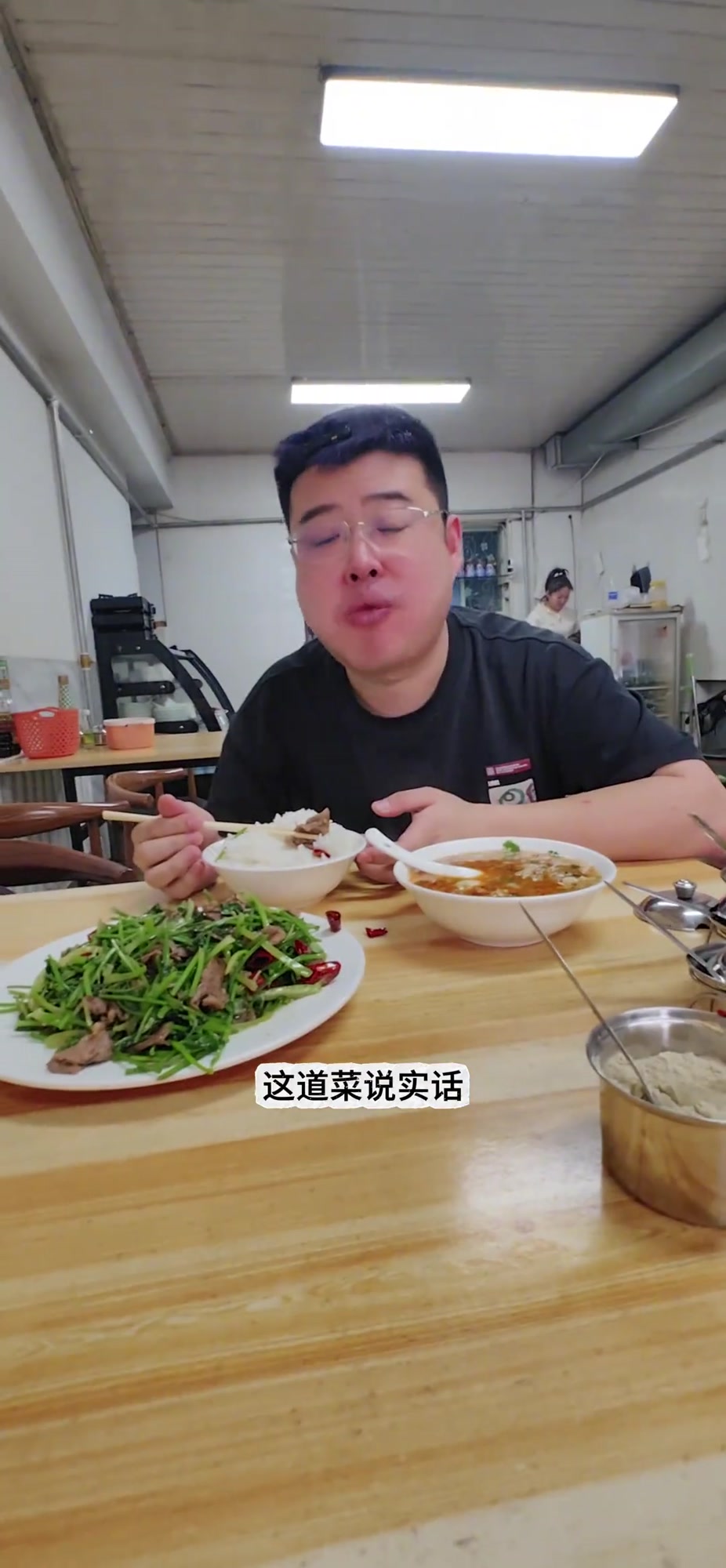 一盘全让我干了,最近半个月内,请叫我不吃香菜。拆骨羊肉汤没问题,够用