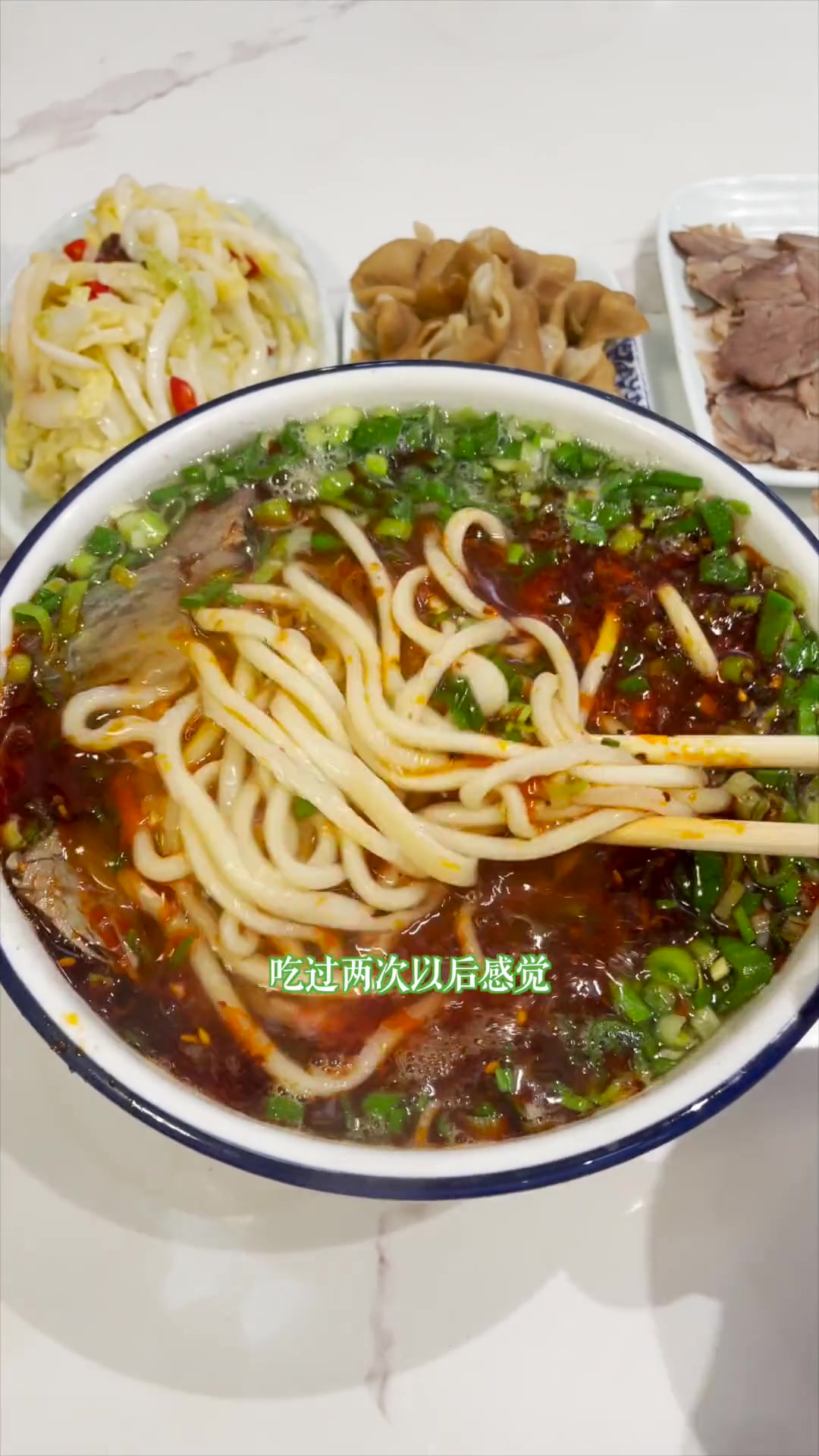 兰州人下雨天的头等大事,必须来碗牛肉面,来份肥肠、小菜、鸡蛋、牛肉,这应该是四飞