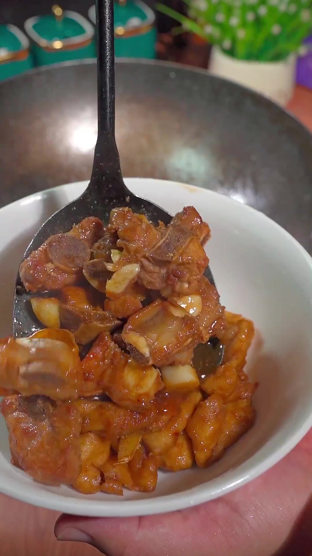 小时候每次去外婆家,她都会给我做这道油豆腐蒸排骨,一开盖满屋都是香的