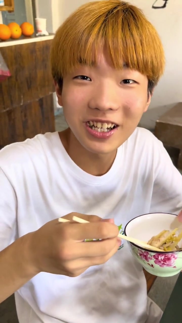 弟弟拿了条20斤的大鲤鱼，一鱼三吃，给他做几个硬菜