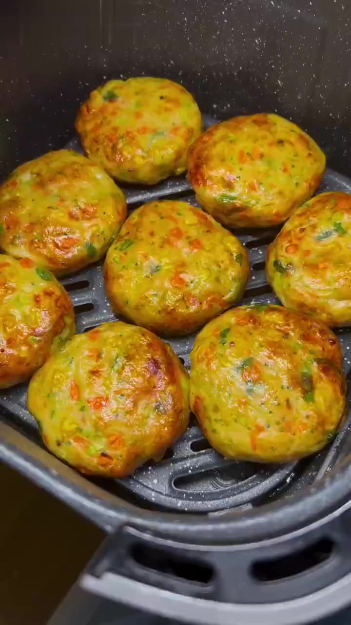空气炸锅蔬菜鸡肉饼,焦焦脆脆的,简单又好吃,减脂解馋两不误～