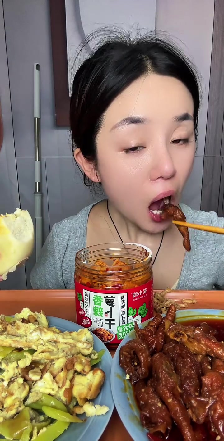 好久没有吃馒头了,第一口真香哈哈 菜小饱萝卜干13.99发3瓶 可以早餐配粥或者下饭菜 配