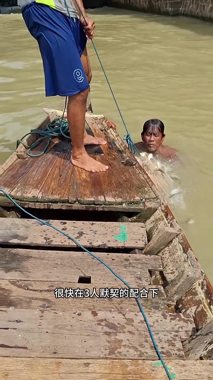 户外捕鱼：渔民在封闭的闸口撒网捕鱼，轻松捕获到上白斤渔获
