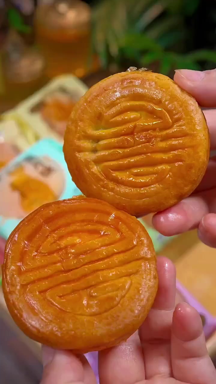 它的外皮像蛋糕一样松软,里面满满的馅料,吃起来松软绵密,微甜不腻,比普通月饼好吃太多了!