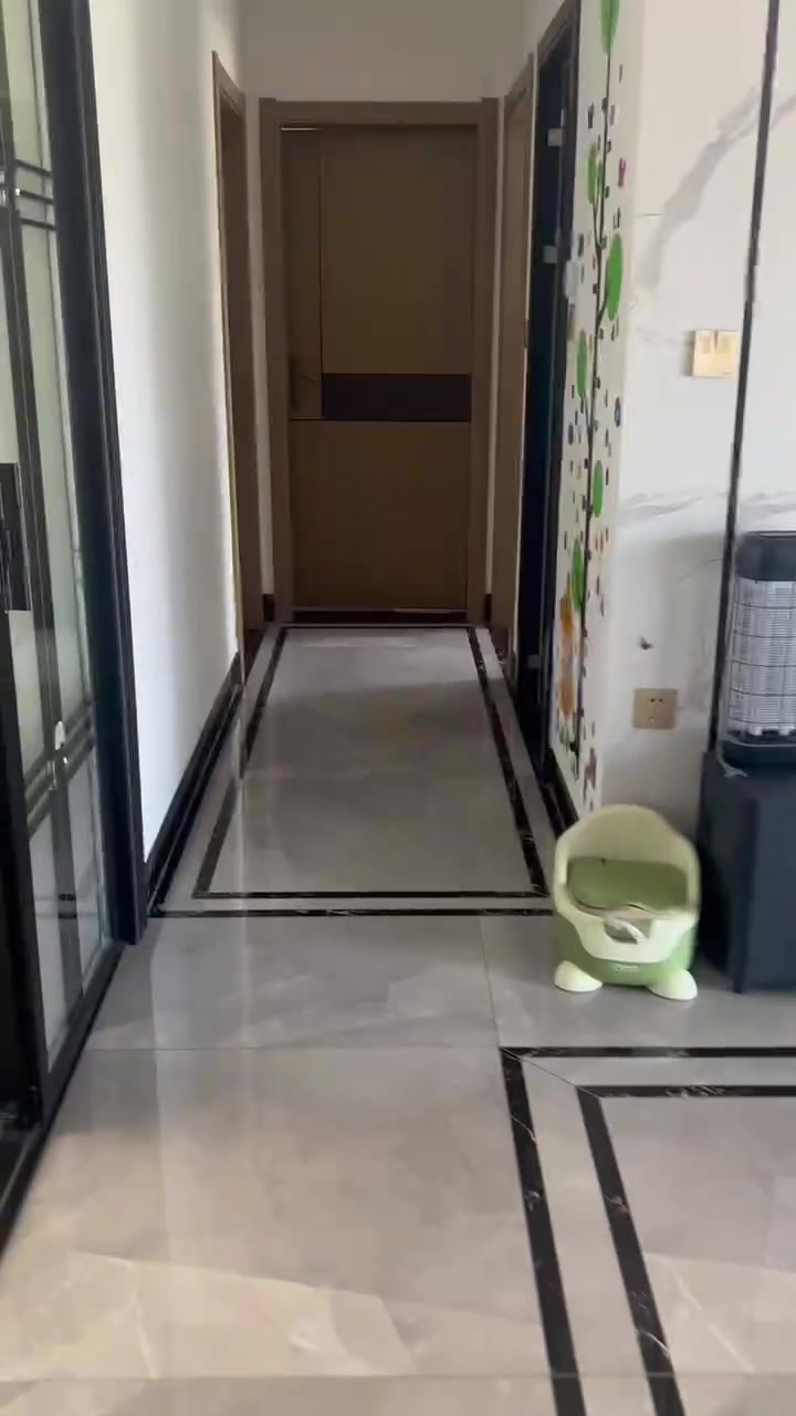 有些客户家里是不适合养鱼或者挂鱼画的!大厅穿了也不太好!