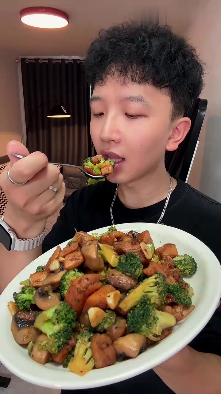 减脂餐西兰花炒鸡胸肉,香到天灵盖!