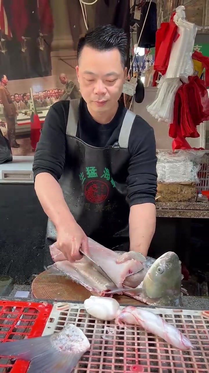 靓女和老板猜鱼是公母，猜对了靓女想要老板送一条鱼！你知道怎么分鱼的公母吗？