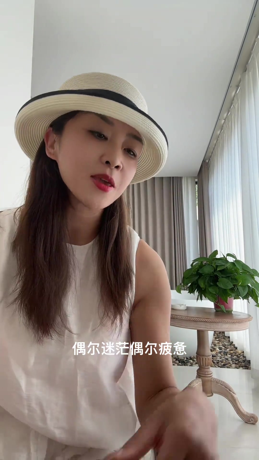小河南水土不服在酒店休息,家人游玩鸡冠洞,健康积极的一家人
