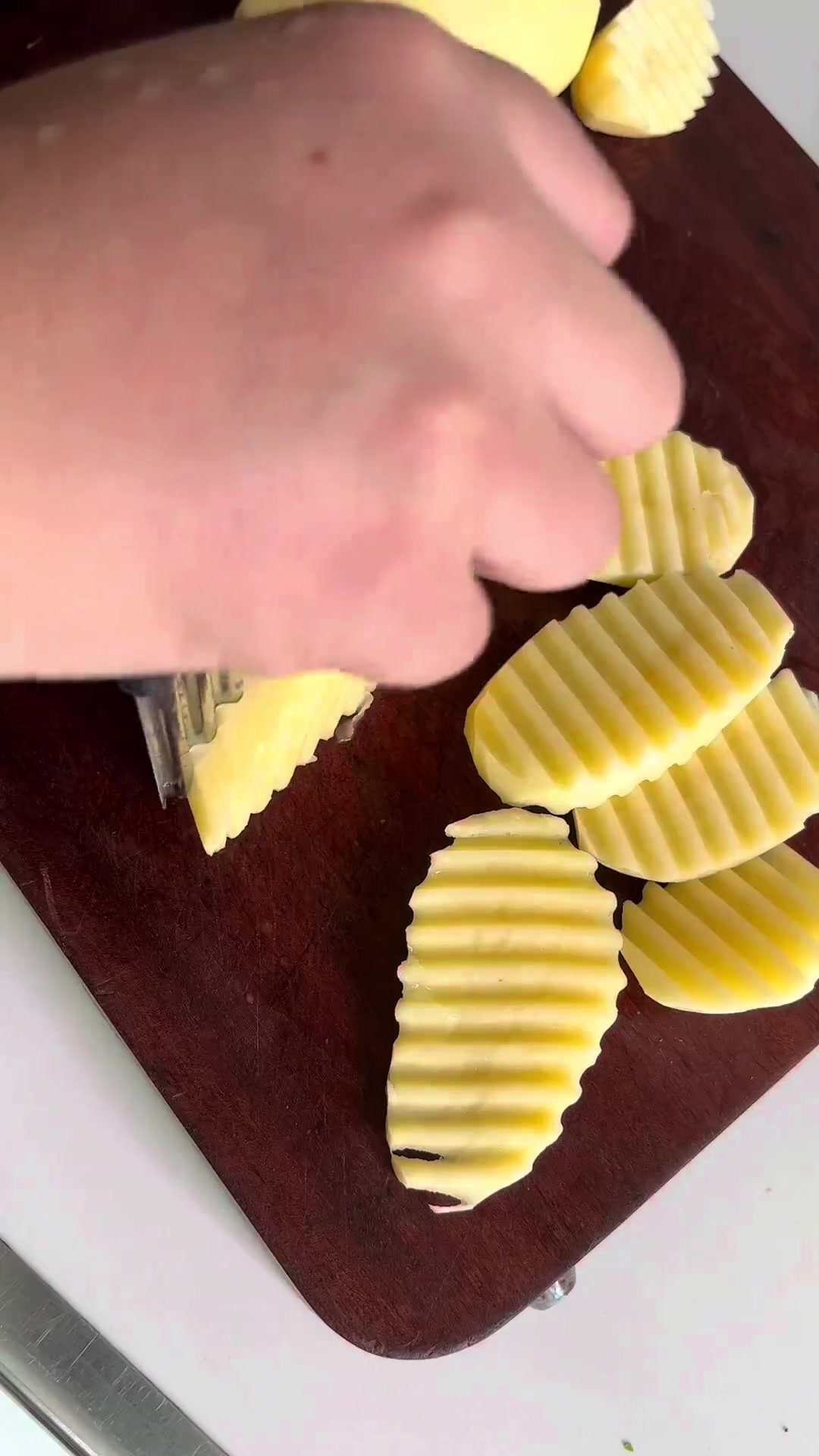 饭店里面的干锅基围虾，是孩子们很喜欢的一个菜，自己在家也可以做，干净卫生实惠还特别好吃，特