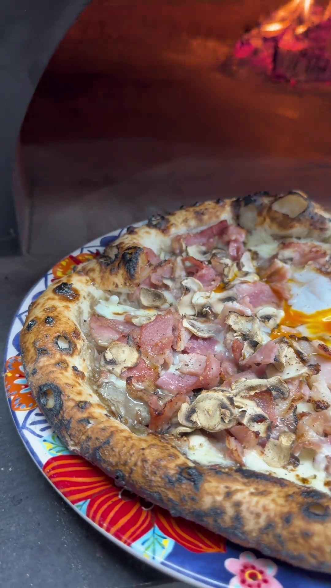 只有木柴窑炉才能烤出最正宗的那不勒斯披萨饼边拥有焦斑是高温与发酵共同作用下产生的这就是那不