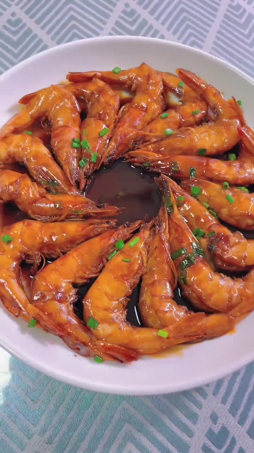 今早饭烧啥?红烧大白虾甜,个大皮薄肉紧好剥壳