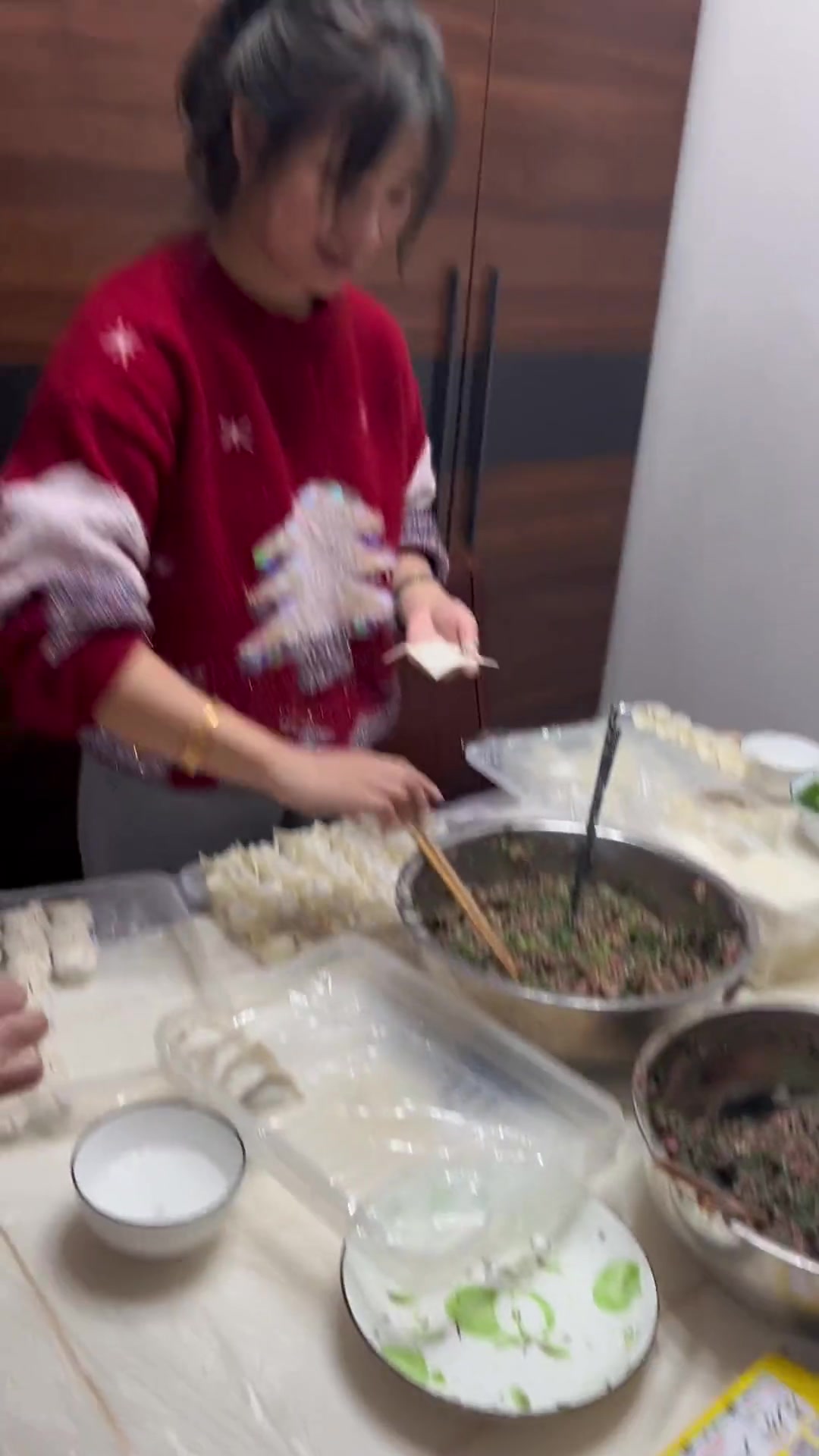 今晚吃她们做的韭菜饺子、咖喱鸡和土鸡汤