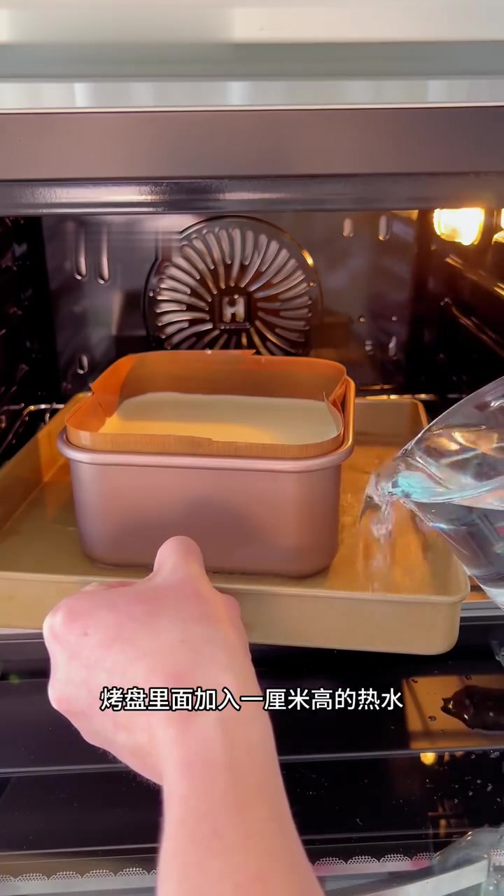 做法并不难,学会后,你在家也可以做出这么好吃的古早蛋糕!但有一些小细节要注意,尤其是油温,