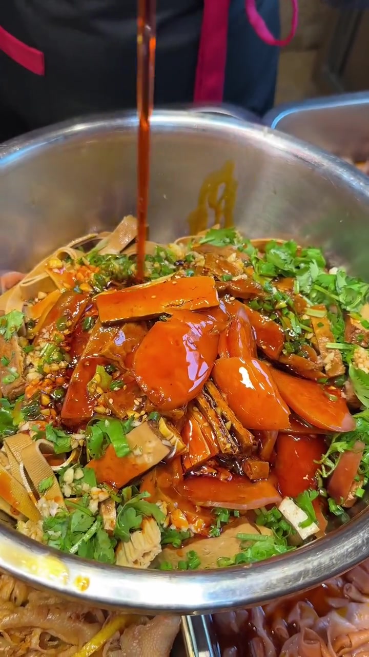 卤菜店里利润最高的产品,凉拌菜系列!成本两三块,凉拌之后可以卖到十几块,摆摊开店都非常畅销