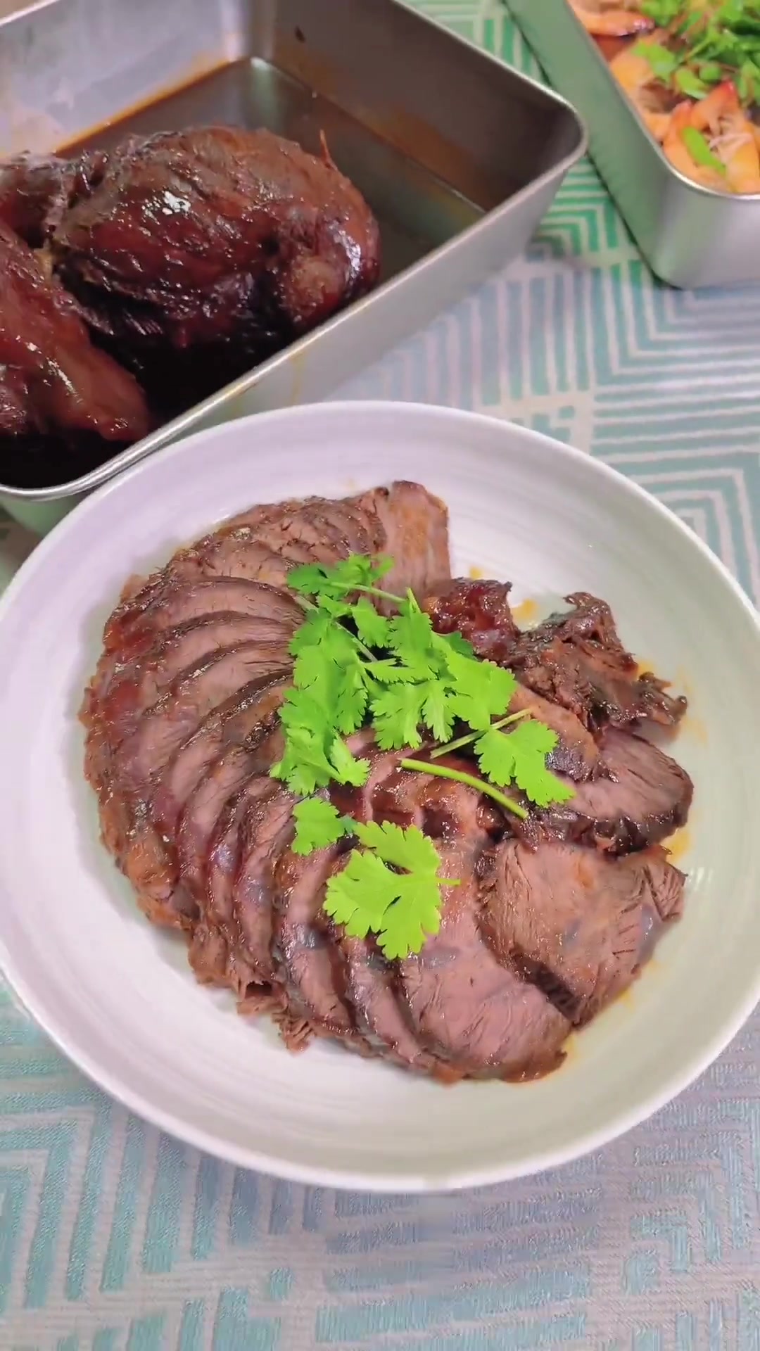 今晚饭烧啥?试试烧法简单但费时间的酱牛腱