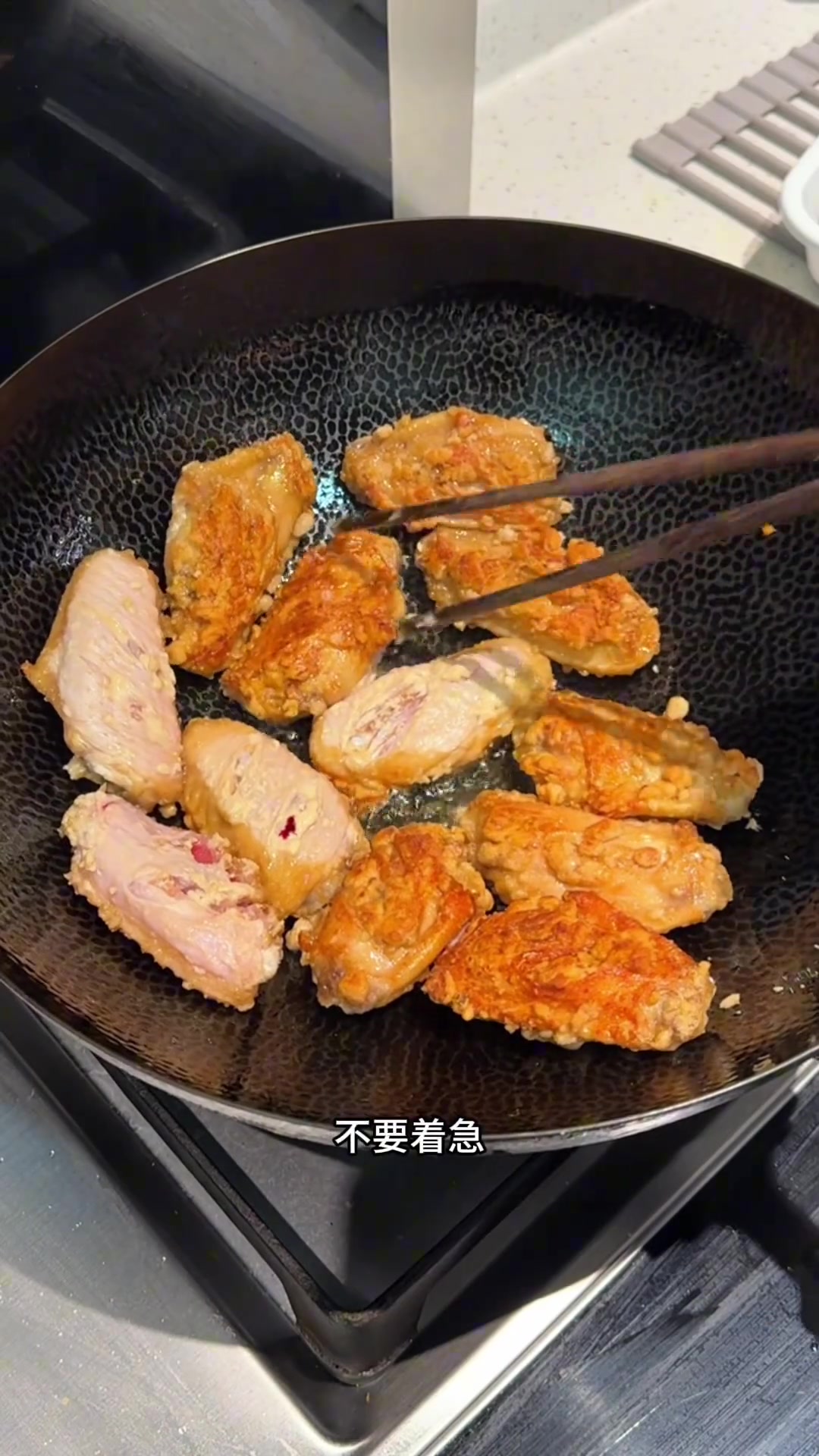 今日美食超赞，椒盐鸡翅、蒜香黄油虾配酸辣汤超满足