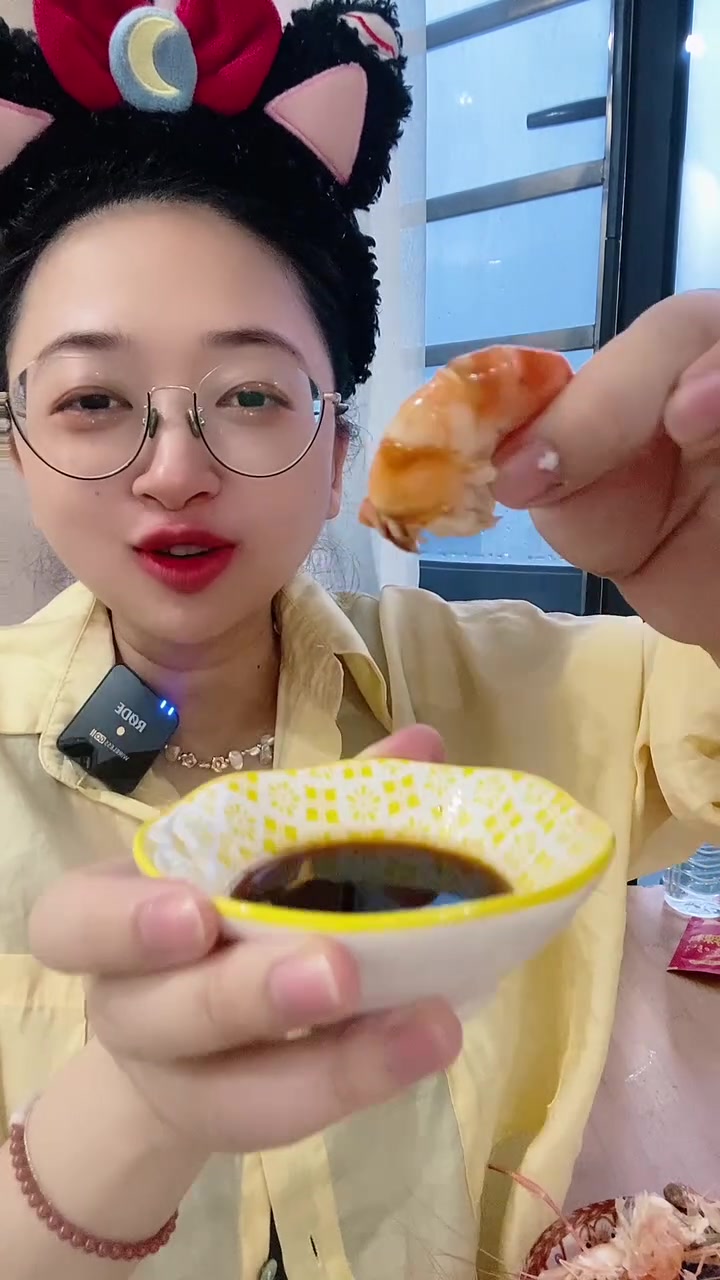 一口一只大头虾!也叫罗氏虾、沼虾,水煮一下就很好吃,很紧实弹嫩!