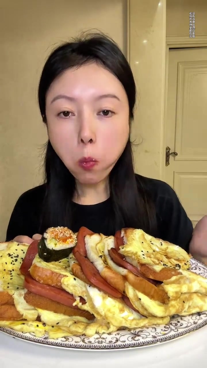 碳水满满一餐!蟹黄拌面寿司三明治超满足