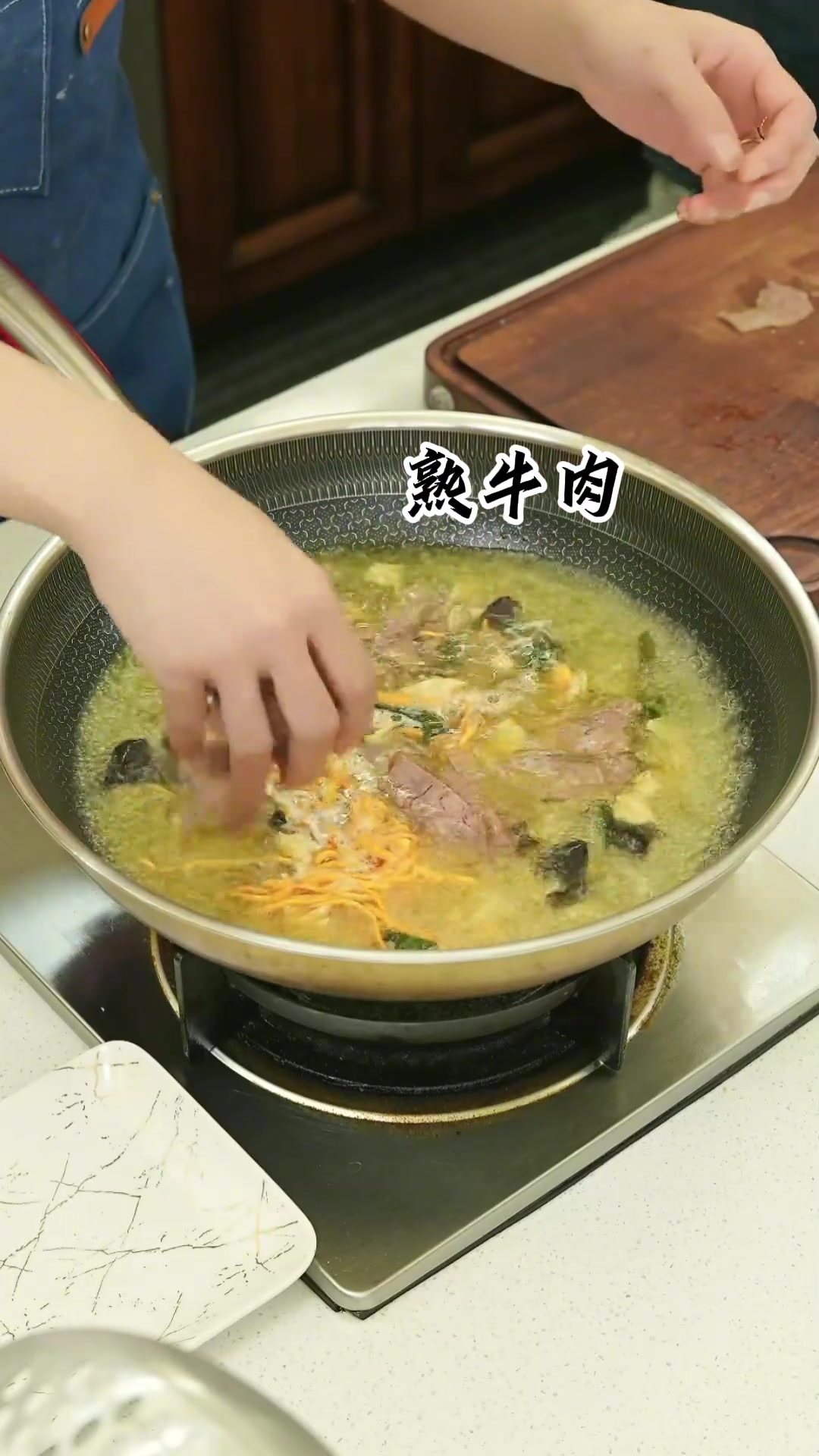 早餐不知吃啥？来份胡辣汤，配包子牛肉饼超棒