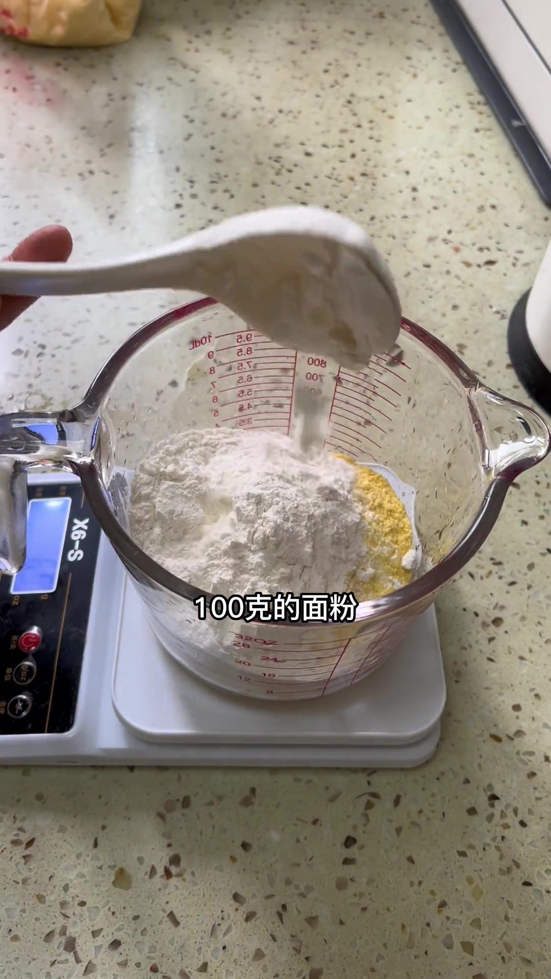 今天早餐吃煎饼，楼下小吃摊卖6元一个，自己在家用100g玉米粉和100g面粉，能做6个煎饼