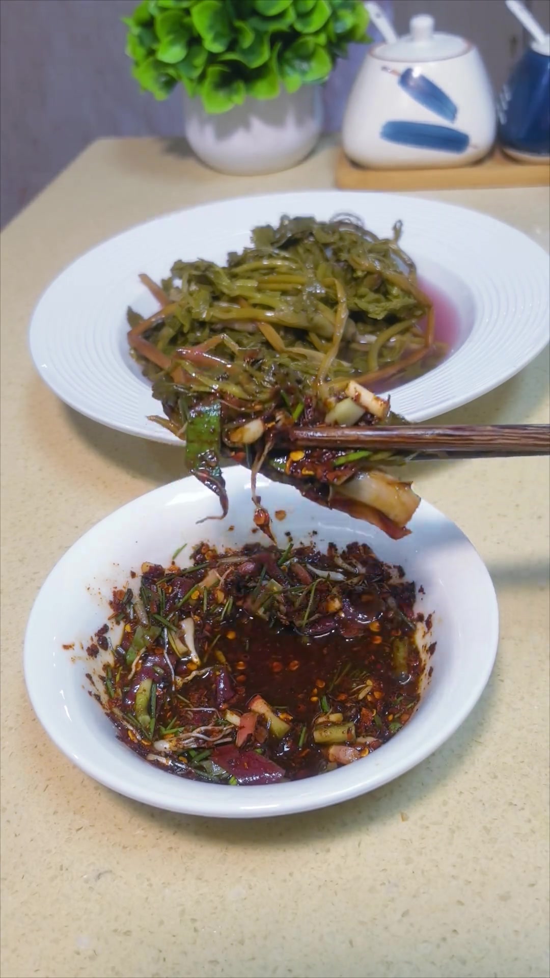 贵州酸菜中的扛把子野芹菜酸菜，又酸又脆配上灵魂蘸水香惨了！
