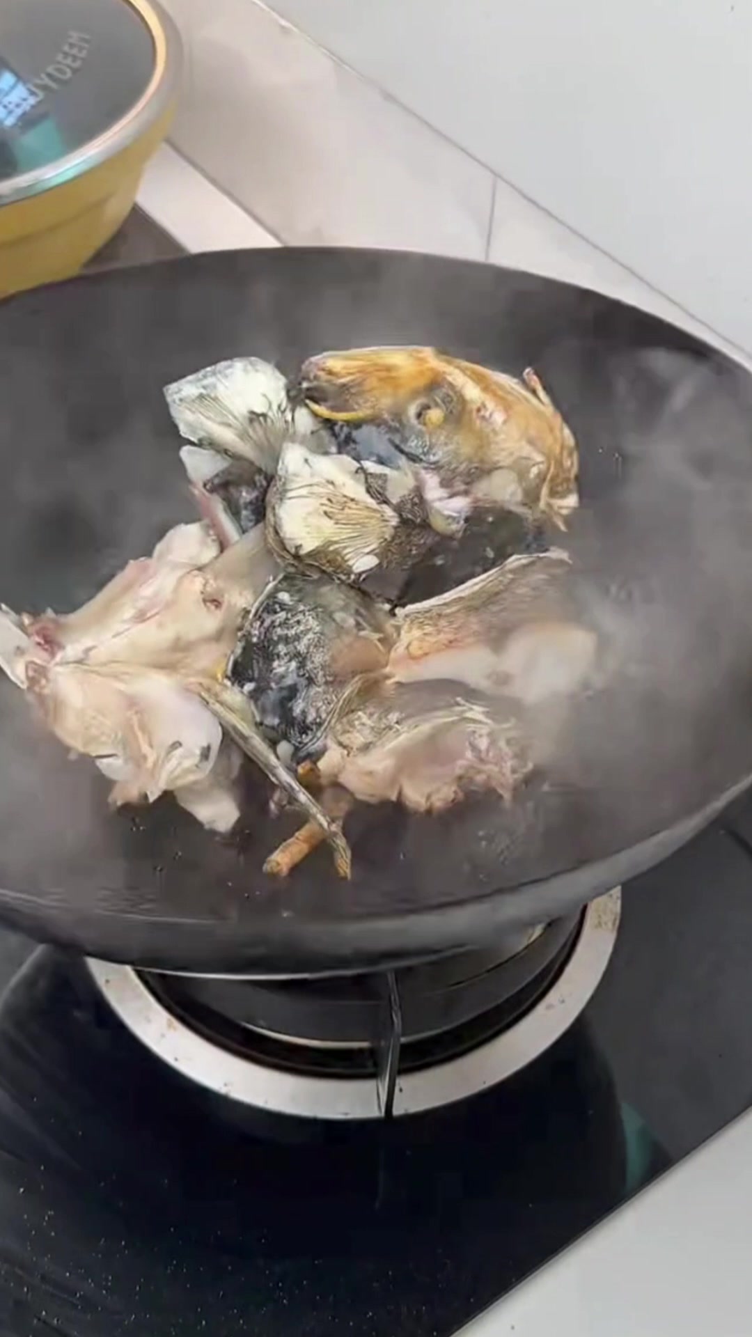 芹菜鱼头汤,健康又美味