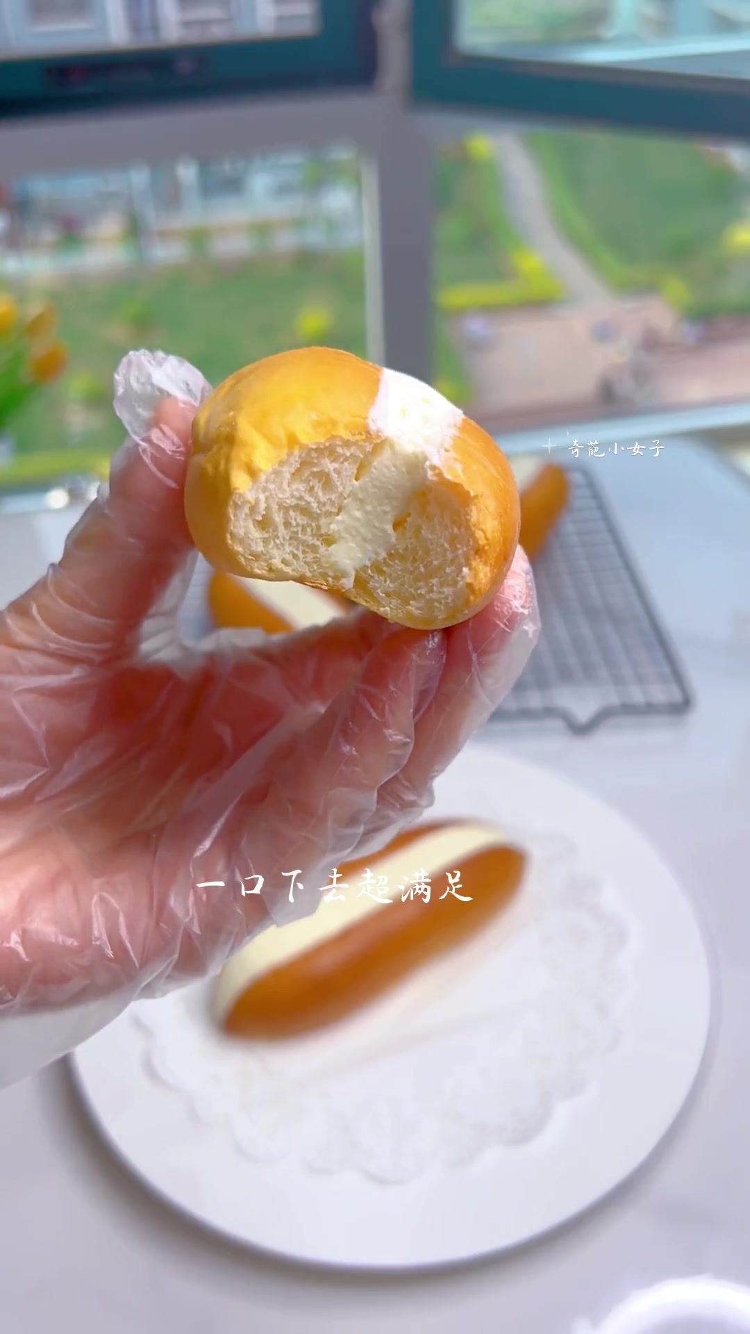 老式咸奶油面包～80后儿时的回忆、全家人都喜欢，松软的面包体夹上奶油～微甜不腻