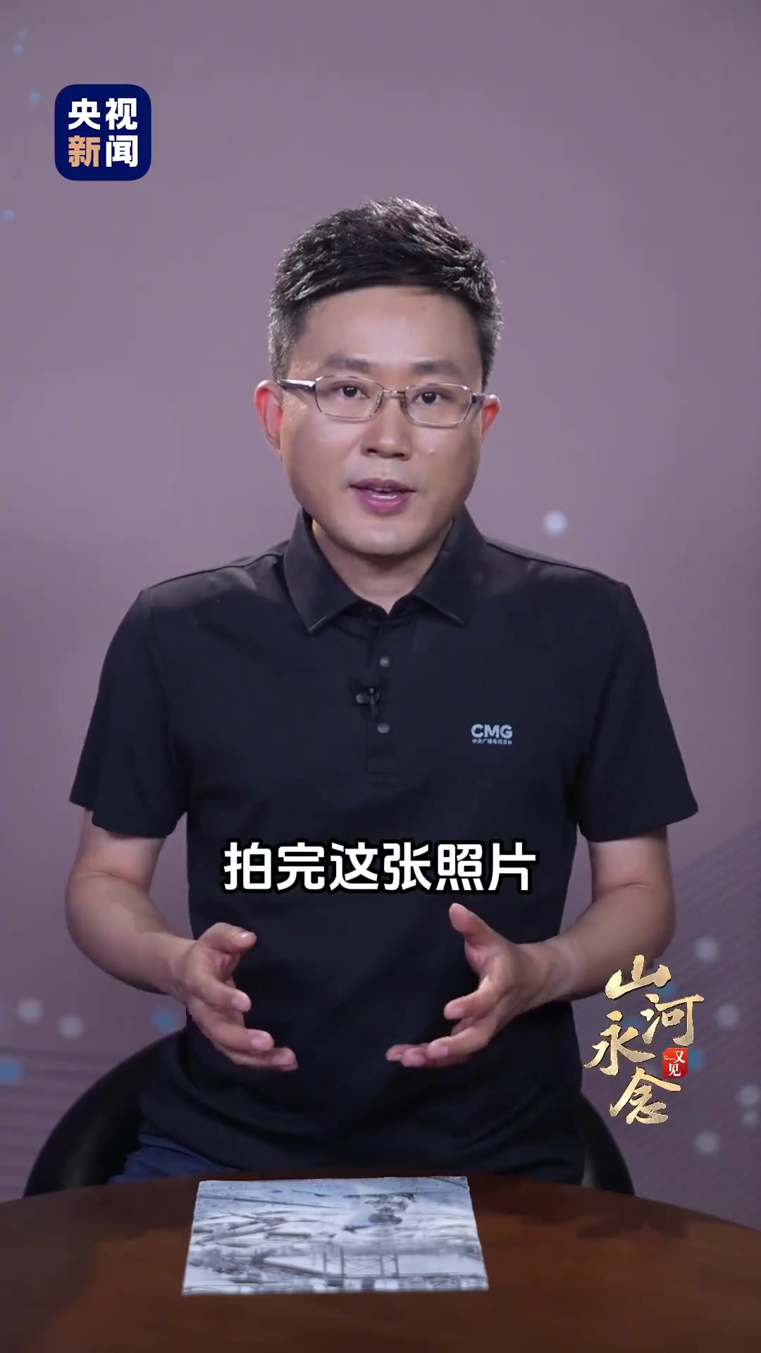 1937年，日军轰炸上海火车南站，百姓死伤无数，王小亭冒死拍摄照片并发布，用废墟中嚎哭的孩