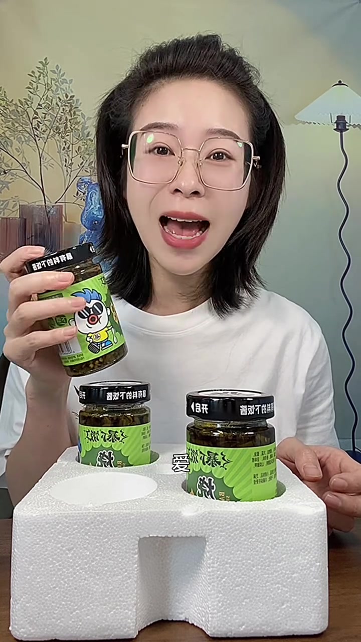 好吃得很,香得很,吉香居烧椒酱,真的贼香贼好吃,不是很辣,应该算微辣,配米饭,配粥,配面条