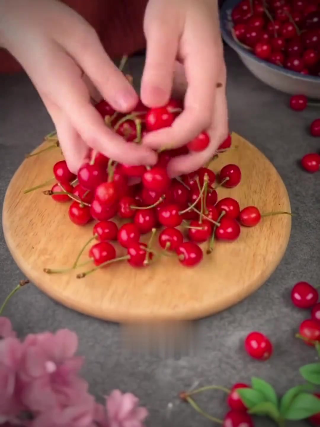 自制樱桃派,是时候烤一个派了!美味的樱桃派,顶部有漂亮的格子图案,还有一勺完美的香草冰淇淋